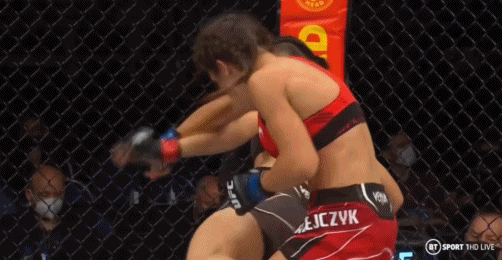 画面太燃！张伟丽转身拳KO乔安娜，英雄惜英雄：她是战士！乔安娜赛后宣布退役，将手套留在了八角笼...图片