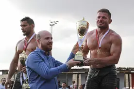 土耳其伊斯坦布尔举行第五届伊顿波文化节 摔跤比赛火热进行中图片