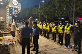 武昌南湖城管整治夜市乱象 构建文明有序营商环境图片