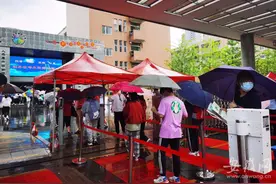 2022中考｜合肥考生陆续有序进入考点图片