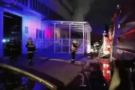 危险，200吨废旧锂电池仓库，着火了图片