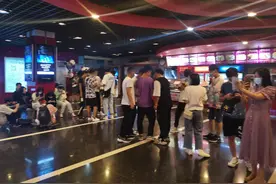 实探济南电影院：检票处排队的场景久违了，但一部“恐龙”还不够图片