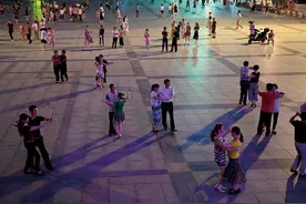 为了更好的教育，妈妈们进县城陪读图片