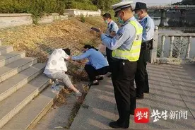妇女坐在河边哭泣欲轻生，民警花半个小时开导劝说图片