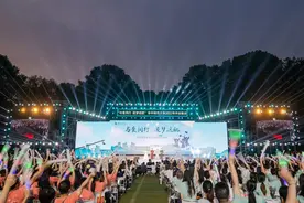 将爱和梦想装进行囊，华师毕业晚会深情送别学子图片