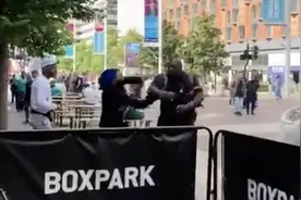 英国57岁拳击手转行当保安一拳KO闹事者 曾与拳王泰森同场对决图片