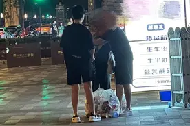 七旬老人凌晨拾荒遇暖心帮助 老板承诺：一日三餐和工作我们都包了图片