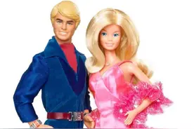 “芭比娃娃”真人电影剧照曝光！女主芭比“神还原”，但男主画风怎么不太对？图片