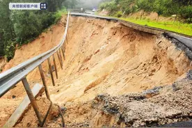 暴雨引发山体滑坡 319国道福建长汀段交通中断图片