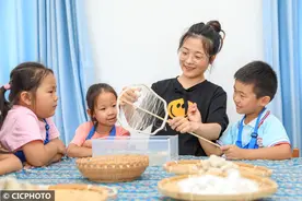 浙江湖州：自制蚕丝团扇 传承非遗文化图片