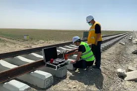 世界首条环沙漠铁路通车，如何保障铁路梁体稳定？图片