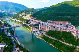 四川通江：镇广高速通江东互通顺利合龙图片