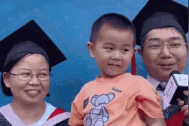 博士夫妻同年毕业带娃参加毕业典礼，网友：从小就是“博士后”图片