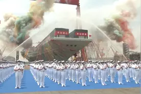 现场视频！我国首艘弹射型航母福建舰下水