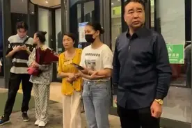 被拐25年的他与父母相认，今天回昆图片