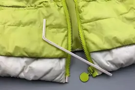 衣服拉链坏了别花钱换，一根吸管就能轻松修复，方法简单一看就会图片