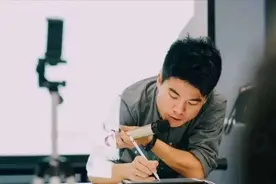 知识主播、双语带货，董宇辉有何过人之处？| 睡前聊一会儿图片