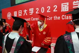 毕业季｜复旦举行毕业典礼，未到场学生可在任何一年补参加一次仪式图片