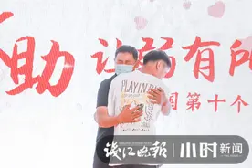 18年，这对失散的父子始终“双向奔赴”，今天他们终于相遇了图片