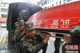 武警广东惠州支队第一时间奔赴抗洪第一线抢险救灾图片