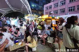 点亮城市“夜经济”，济南历下区千佛山附近后备箱集市人气爆棚图片
