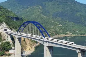 郑渝高铁全线贯通运营，早上胡辣汤中午涮火锅图片