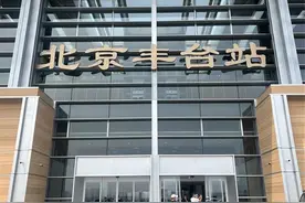 亚洲最大铁路枢纽站开通，楼下跑普列楼上开高铁，老职工：跟以前完全不一样图片