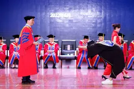 河南一高校毕业生与校长“花式合影”引关注图片