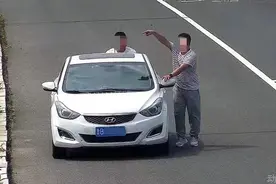 高速公路上车没油了 两男子竟然推起了车图片