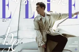 杨洋海上逐浪大片 着卡其色大衣赤脚迎风惬意悠然图片