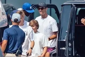 父子俩的时光！C罗和迷你罗父亲节登游艇度假图片