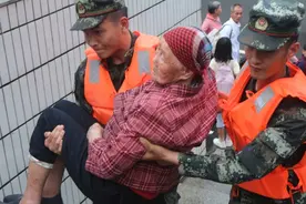 武警广东总队紧急投入广东各地抗洪抢险图片