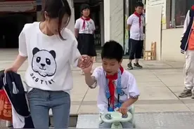 安徽下肢瘫痪男孩每天骑扭扭车上学 天目新闻连线其继母：希望有一天他能站起来走路图片