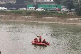 狗掉河里，主人岸边喊救命！16岁男孩救狗失联……母亲悲痛崩溃图片