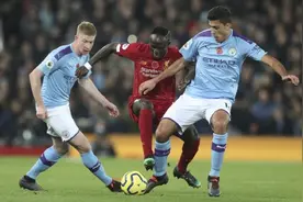 钱都去哪儿了？用着碎屏的手机：马内给家乡造了医院和学校图片