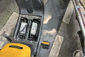 上游帮忙｜街头多辆共享电动车踏板“不翼而飞”电池裸露在外安全隐患大图片