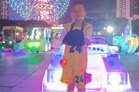 误碰变压器截肢的7岁男童笑着出院，哥哥曾说“长大我来照顾他”图片