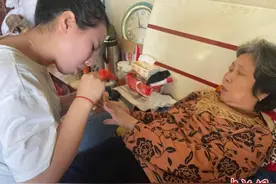 轮椅上的“精致生活”：“90后”女孩照顾瘫痪母亲18载图片