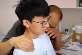 父亲看见儿子681分高考成绩喜极而泣，网友留言称沾沾喜气视频封面