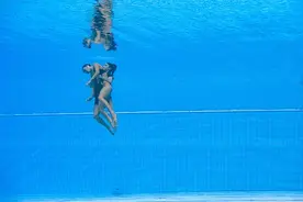 世游赛｜惊险！美国花游选手水中昏厥，教练跳水相救阻止悲剧发生图片