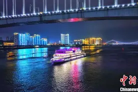 长江干线省际游轮有序复航图片