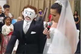 巴西37岁女子爱上人形布偶，与其“结婚”并“生”下布偶儿子图片