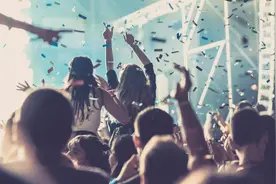 单日票价突破1000，乐队秀费涨几十万，乐迷：这不是演出刺客，而是强盗图片