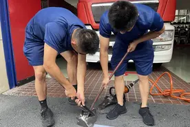 “只进不出”攒足两年，杭州小伙抱着打不开的铁盒求助消防员，7万元钞票太亮眼图片