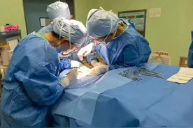 惊险！男生高考结束兴奋聚会误吞玻璃碎片图片