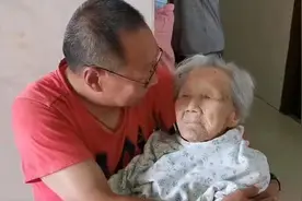 湖南52岁儿子抱着百岁妈妈就医感动全网，“这是儿子的本分”图片