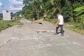 什么情况？浦北一公路路面出现爆裂拱起！网友：热到爆？图片