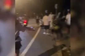 苏州一轿车景区门口失控，撞向烧烤摊致7人受伤视频封面