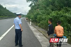 保靖：小学生骑自行车误入高速公路 民警及时处置图片