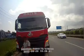 "开挂"货车过磅，竟超载460％！图片